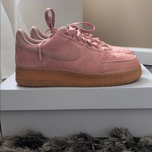 Nike Air Force 1 in Particle Pink Suede